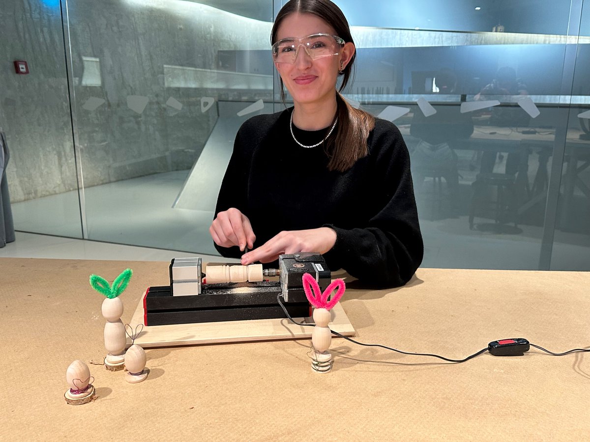 phaeno_WOB's tweet photo. #Osterferienprogramm #phaeno #behindthescience
Im Magazinbeitrag fragt Andrea aus der Kommunikation die Programm-Kollegen.
👀👀👀
Schaut doch mal vorbei.
Freut euch auf den Workshop >Drechseln<
und erstellt euer Osterpräsent einfach selbst 🙃
https://t.co/VqBuNppsN7 https://t.co/Ztj7bjpqYb