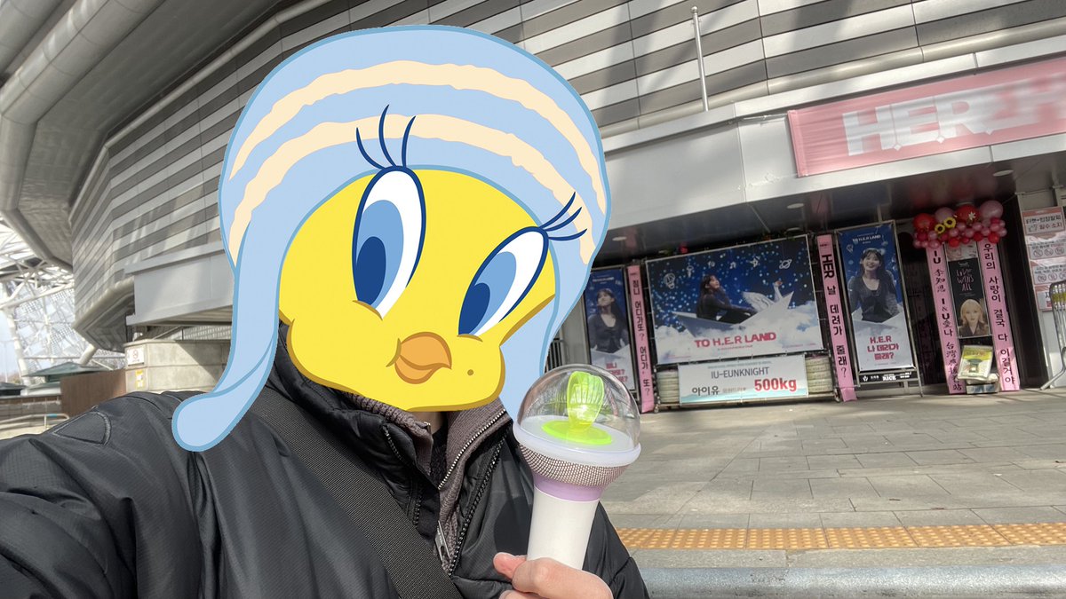 Linusfun516's tweet photo. “To H.E.R LAND” for IU-EUNKNIGHT
(Finally, I was able to take a picture with my own design in Seoul! Procrastinating too much to post it now...🤣
#아이유 #IU #HER_WOULD_TOUR #아이유콘서트 https://t.co/44GdrvF7aT