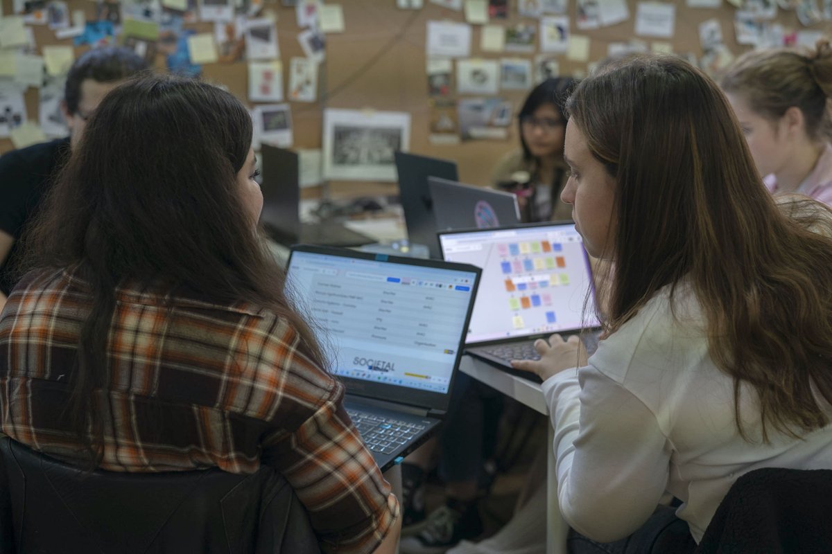 🗣Dive deep into value-driven design and circular transitions to innovate your practice and business models. Join an online programme that connects emerging creatives with industry professionals! 
🗓 When? 15th-30th of April
👉 Find more information here: distributeddesign.eu/distributed-de…