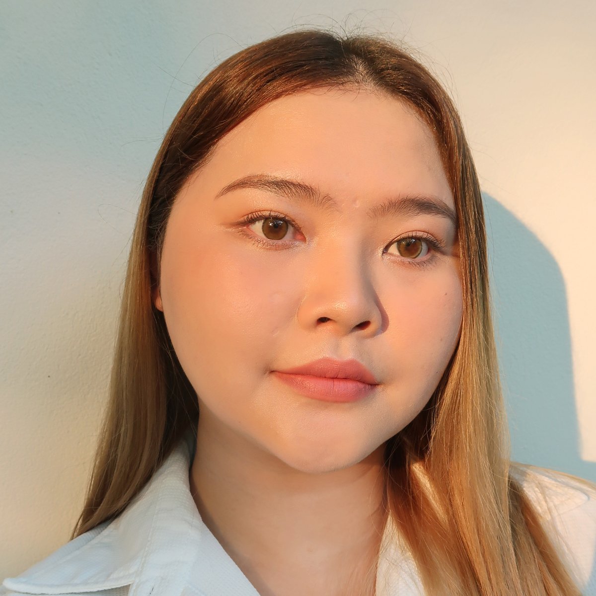 เห่อมากกกกกก รองพื้นแมทล้อแสง maybelline ฝาม่วงตัวใหม่ จะบอกไงดี มันเริ่ดมากๆๆๆๆๆๆๆๆๆ ส่วนตัวนะ เนื้อคือไม่มีความเหนียวใดๆเลย เบาบางเล่นแสงสุดๆ ไม่หนา ให้ความผิวเป็นผิว ฟิลนิชกึ่งแมตต์กึ่งโกลว์นิดๆไม่แห้งตึ๊บ พอผ่านไปทั้งวันที่น้ำมันบนผิวเริ่มออก ผิวจะฉ่ำโกลว์กำลังดีเลย แถมติดทนด้วย ขอให้แมสทีเถอะ

ปล.รุ่นนี้สีแอบเข้มกว่ารุ่นอื่นๆ ตอนแรกกดเบอร์ 123 มา แต่เนื้อดีถูกใจมาก เลยตำสี 120 มาแทน พอดีผิวเลย กดสั่งออนไลน์แถมแปรงด้วยเด้อ