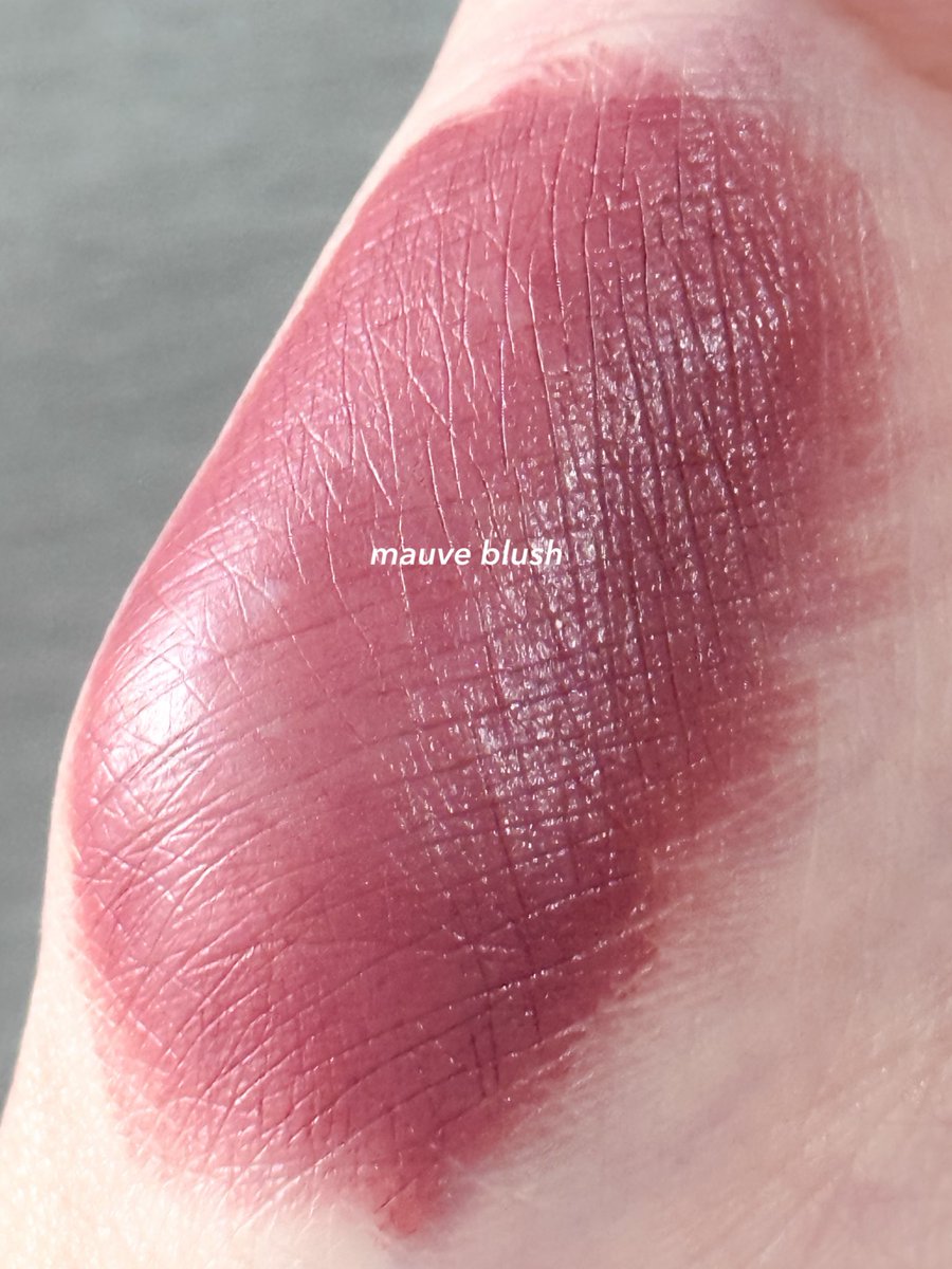 mau ngeracunin blush karena aku adalah satu dari sebagian orang yang lebih milih gak pake alis daripada gak pake blush on.

kalau biasanya aku suka bawa blush on untuk touch up di tas, semenjak pakai ini aku cuma pakai sebelum pergi aja karena AWET BGT 🥹🫵🏻
#racuninmakeup