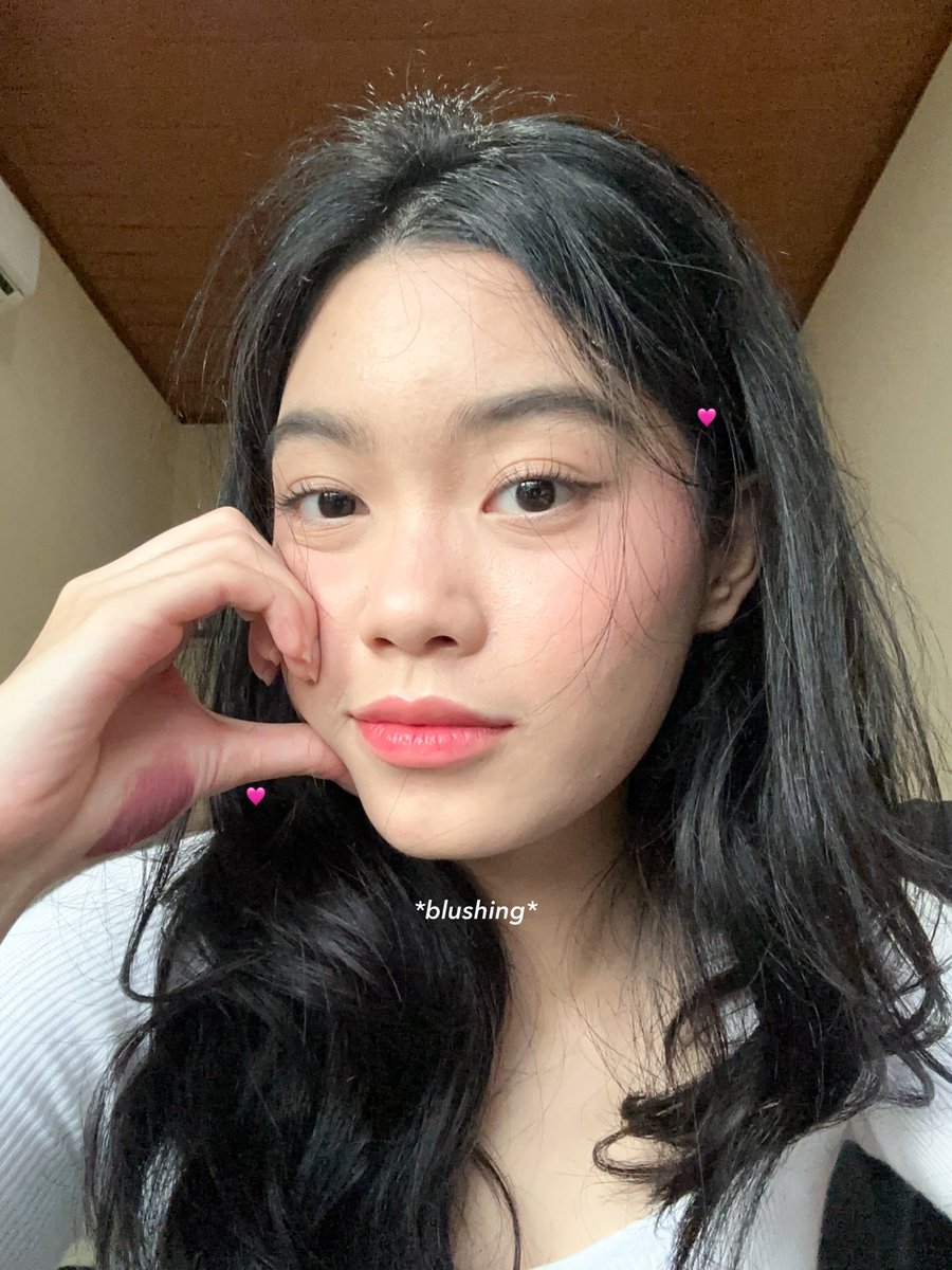 skeeyncare's tweet photo. mau ngeracunin blush karena aku adalah satu dari sebagian orang yang lebih milih gak pake alis daripada gak pake blush on.

kalau biasanya aku suka bawa blush on untuk touch up di tas, semenjak pakai ini aku cuma pakai sebelum pergi aja karena AWET BGT 🥹🫵🏻
#racuninmakeup https://t.co/NfPeuS4qCS