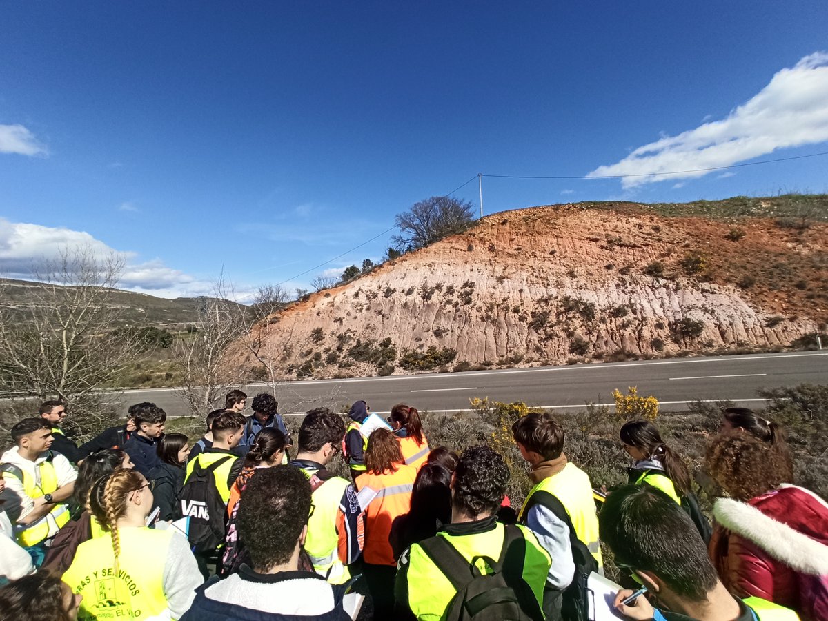 ccee_urjc's tweet photo. alumnos de @ccee_urjc revisando la interpretación geomorfológica de la zona de Patones que previamente habían realizado en el laboratorio sobre fotografías aéreas en el laboratorio https://t.co/xLnvHoxOKY