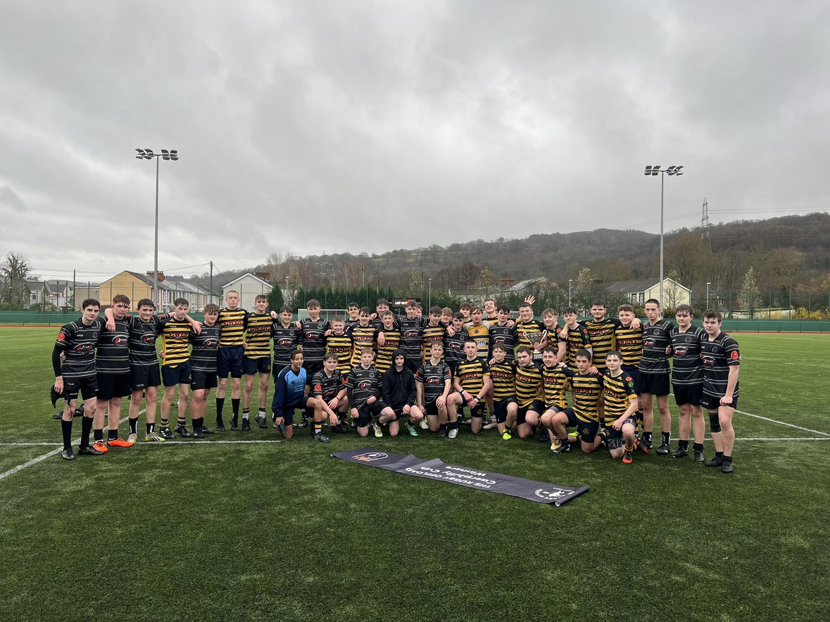 CaerphillyCup's tweet photo. 𝐂𝐚𝐞𝐫𝐩𝐡𝐢𝐥𝐥𝐲 𝐂𝐮𝐩 | 𝐘𝐞𝐚𝐫 10 𝐂𝐮𝐩 𝐅𝐢𝐧𝐚𝐥

Congratulations to @newbridgepe  

@RugbyOffload10 ⤵️
Caerphilly Cup Winners!🏆

@AshSweet6 @Christo11590925 @Adrian_Evs01 @DragonsHUBs 

#CaerphillyCup | #SchoolsRugby 🔥🏉 https://t.co/lJXF9dVqJM