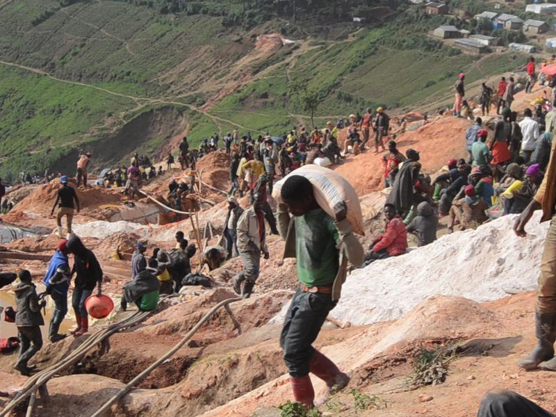 Voilà ce qu'on appelle: 'Exploitation illicite des minerais '. C'est à cause de nos nombreuses richesses naturelles que mes compatriotes de l'Est subissent chaque jour des atrocités de la part de nos voisins en l'occurrence le #Rwanda, #Ouganda, etc... 🇨🇩