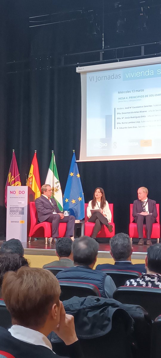 Mi <a href="/EncarniAriAl/">Encarna-ción</a> en la mesa de sobrmesa de las Jornadas de Vivienda Social de <a href="/emvisesa/">Emvisesa</a> 
Una crack como trabajadora, pero mejor aun como persona.
