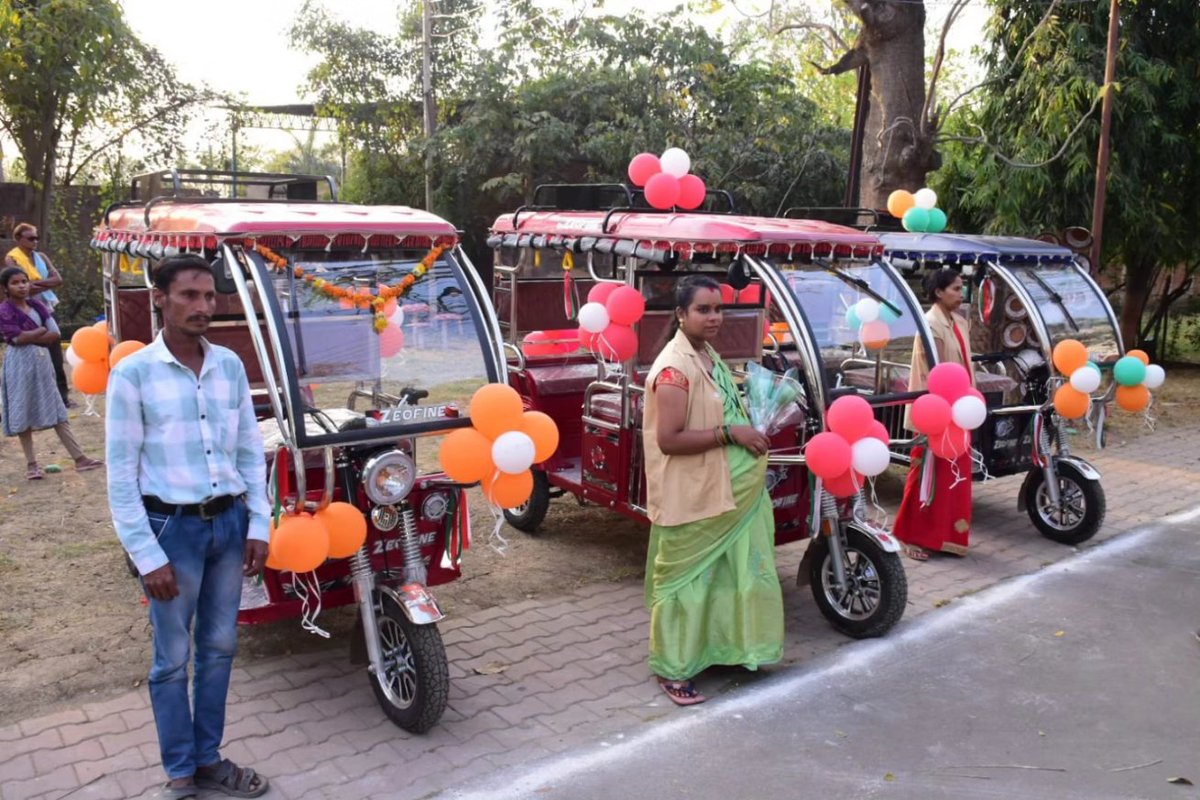 राजनांदगांव में कलेक्टर कार्यालय परिसर में ई रिक्शा सहायता योजना के तहत लाभार्थियों को ई रिक्शा प्रदान किया गया। इस सहायता योजना के तहत ई रिक्शा प्रदान करने से लोगों को आर्थिक स्वावलंबन की दिशा में एक मजबूत कदम मिला है।