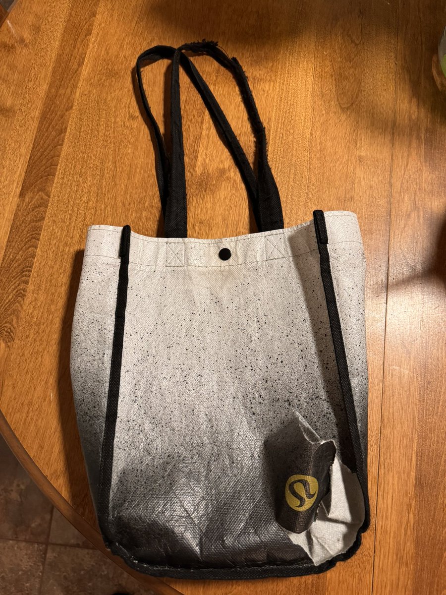 ThatDyllanGuy's tweet photo. Now this is how you make a reusable bag. 5 days a week for the last 6.5 years this lasted me for work. Finally time to retire it and onto a new one. Well done @lululemon https://t.co/ZfTo59cNhr