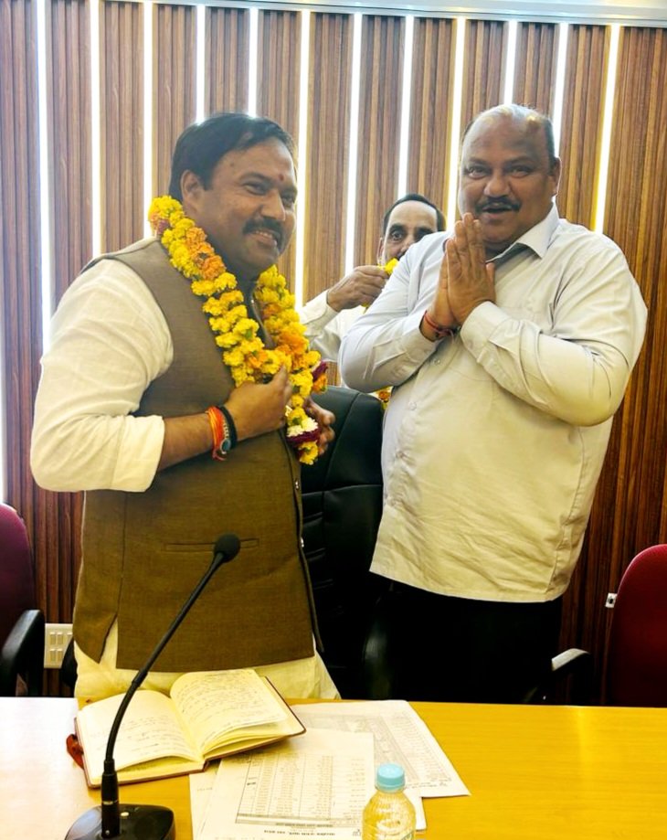 kamlesh4lmp's tweet photo. आज लखीमपुर में जिला सहकारी बैंक में चुनाव संचालन समिति की बैठक को संबोधित कर तैयारियों पर चर्चा किया इस अवसर पर लोकसभा प्रभारी श्री @MehrotraAchin जी लोकसभा संयोजक डीसीबी चेयरमैन श्री विनीत मन्नार जी विधानसभा संयोजक पन्ना लाल अग्रवाल जी व विधानसभा विस्तारक अजय निराला जी रहे। https://t.co/xkWmShvlkX