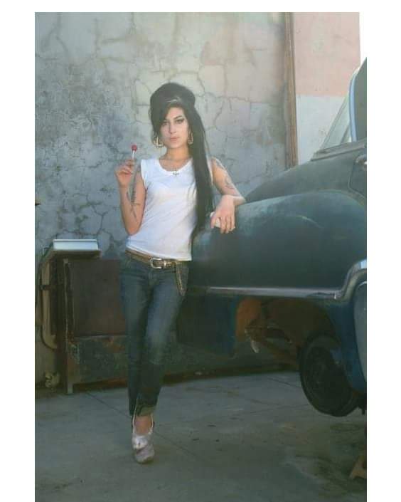 RosannaAnargie's tweet photo. La sua voce straordinaria e il suo talento l'avevano portata al successo, ma non sono riusciti a regalarle la serenità. #AmyWinehouse #jazz #blues #backtoblack la canzone d'amore più struggente di quegli anni. 
#soul  #animafragile https://t.co/cmkvKCGrSI