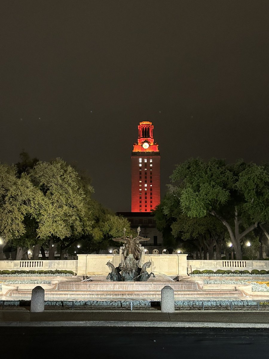 CoachVic_UT's tweet photo. Had to make one stop last night at 3:30 AM when we landed before I went home. This is Special, it’s Texas!  @TexasWBB. #HookEm https://t.co/0v3M5vNzsF