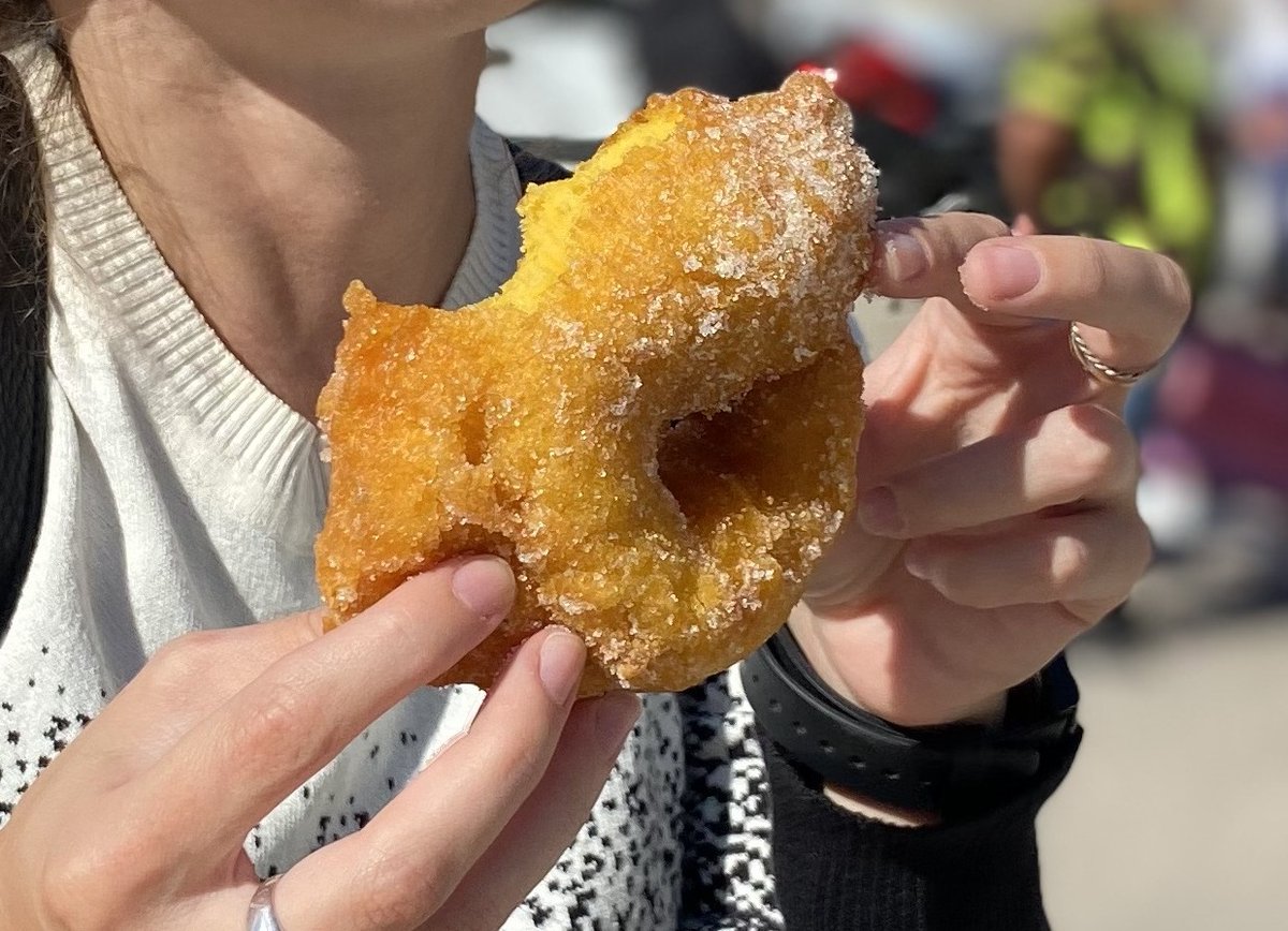 🇪🇸🇦🇷 ¡La 70ª Semana Fallera Valenciana ya se vive en Mar del Plata!
¿Todavía no probaste los típicos buñuelos?
Hoy, de 15:00 a 23:00, podés ir a probarlos a Plaza Colón.