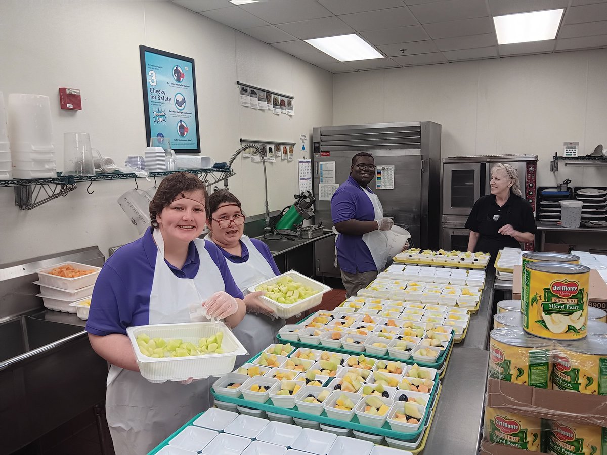 ChBroadfoot's tweet photo. Wednesdays are @NovantHealth volunteer days for our Transition Program for Young Adults students. Learning about teamwork and job skills! We love volunteering in our community! @NewHanoverCoSch @foustc @MosleyPLC https://t.co/Hxvz6HF924