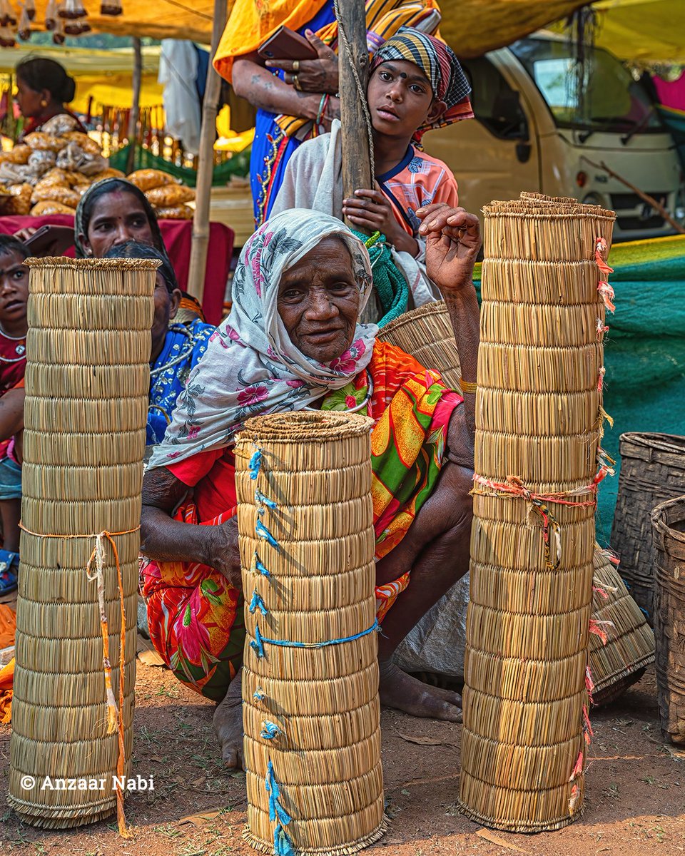 Local craftsmen of Bastar This old lady was selling the handmade bamboo mattress for just Rs 300/-. She makes them with her own hands. - Baynar Mela, Kondagaon #documentaryphotography #anzaarnabiphotography #peopleofindia #bastar