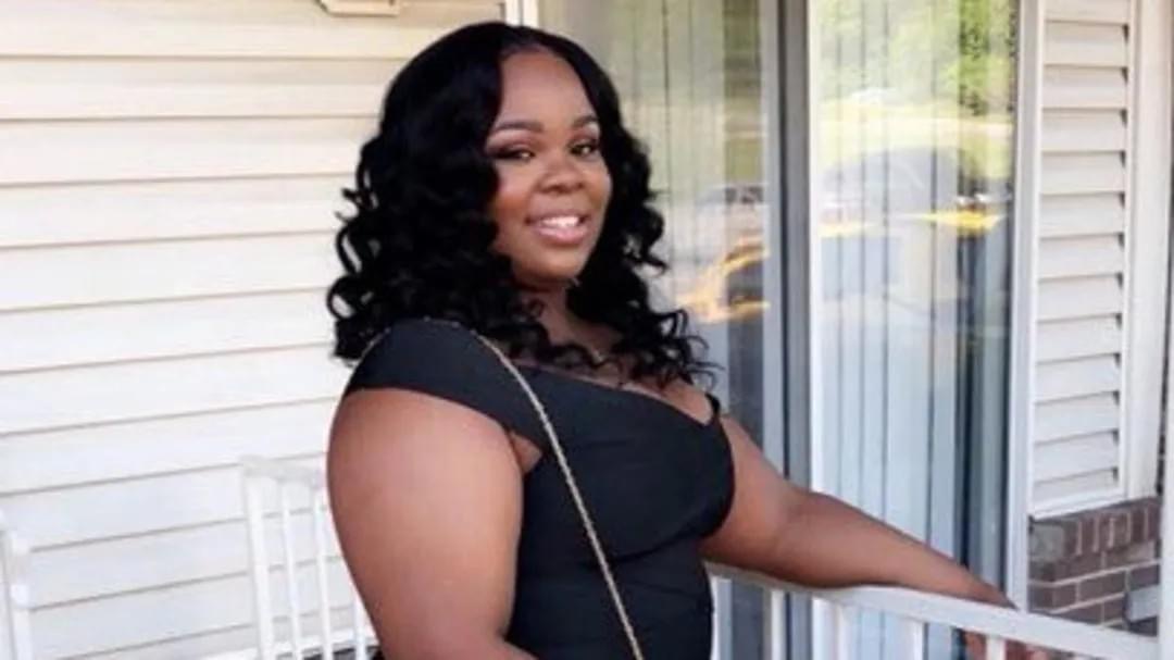 Kalonjichanga's tweet photo. 4 years ago today, 26 year old Breonna Taylor struggled to breathe for at least five minutes after she was shot by Louisville police after a botched no-knock raid of her apartment. She received no medical attention for over 20 minutes. We will NEVER forget #BreonnaTaylor https://t.co/6B9F1WVS74