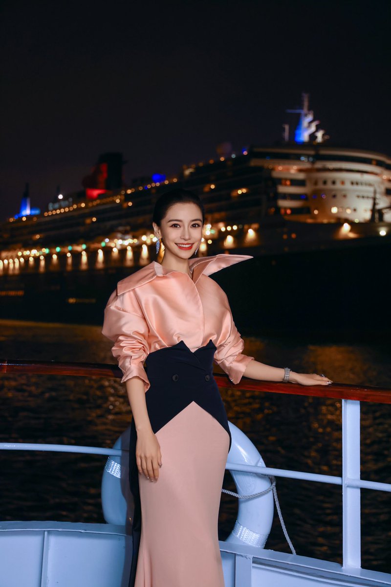 #Angelababy’s studio shares more pics in Hong Kong for FILMART

More - weibo.com/2626304873/501…