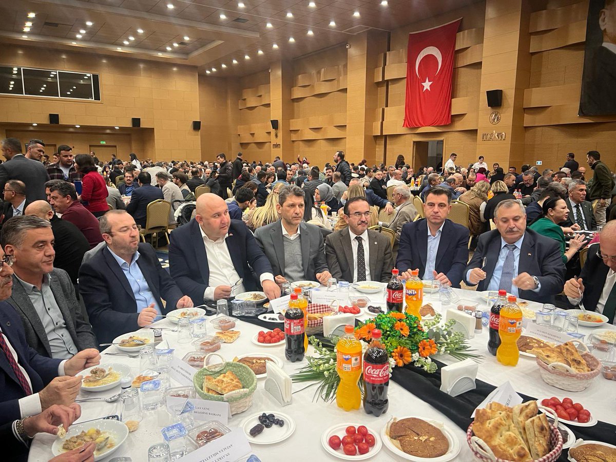 MstSelanik's tweet photo. Troller kahve dükkanlarını hedef gösteriyor, cola döktürtüp boykot çığırtkanlığı yapıyor ama AKP Antalya İl Başkanın katıldığı iftar sofrasını Coca Cola süslüyor….. Siyasal islam nedir isimli çalışma https://t.co/1WbiYE5ilm