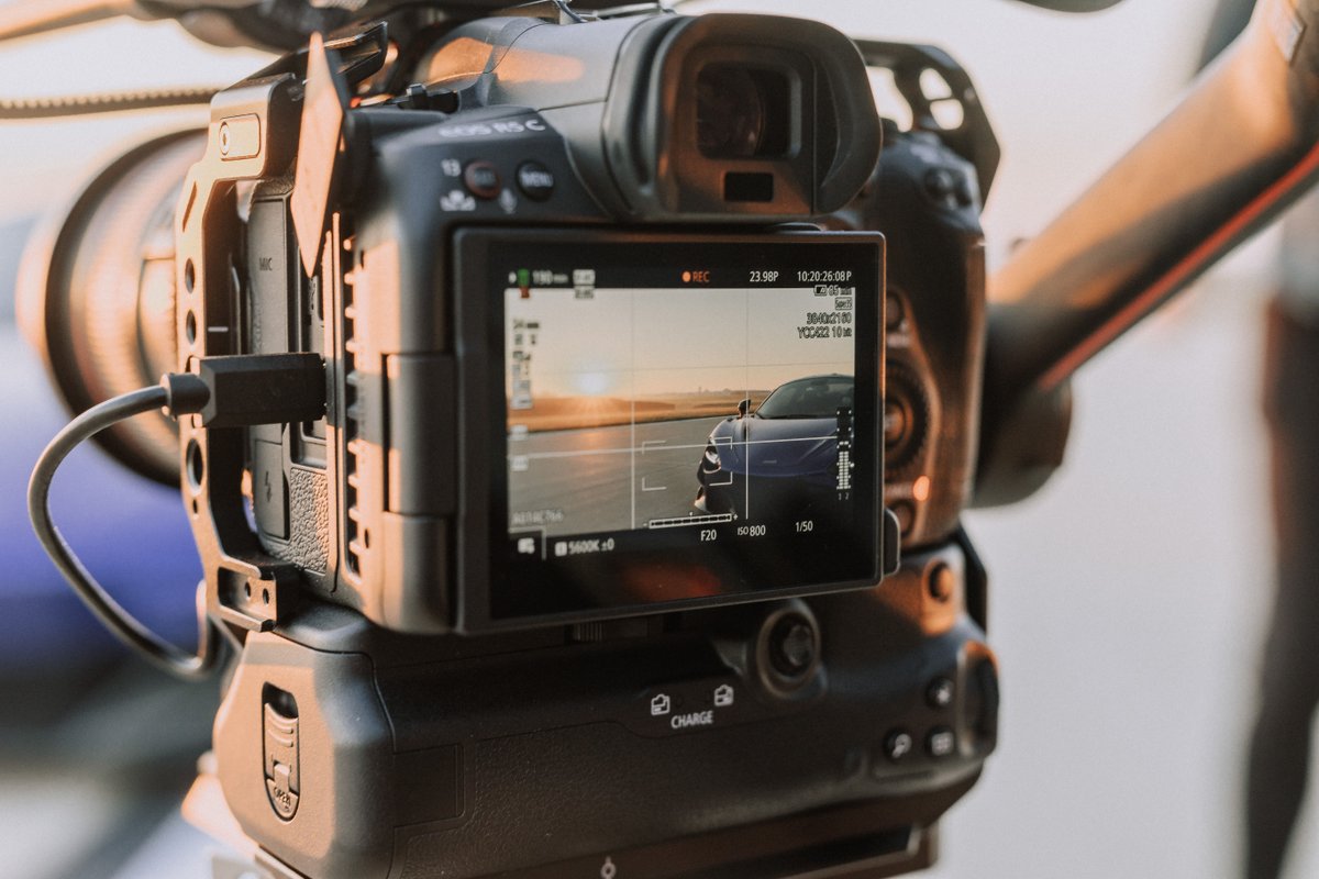 CanonUSApro's tweet photo. Capture high speed in high quality with the #EOSR5C #Canoncinema #filmmaking 

Learn more about the EOS R5 C: https://t.co/GvZOHvxzke https://t.co/j4BbLgcl5n