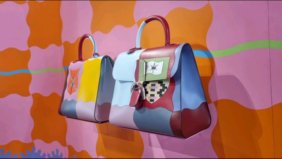 DelvauxHarrods's tweet photo. The collaboration with Belgium artist-Kasper Bosmans. 
#harrods #delvaux #london #fashion #fashionstyle #delvauxbags #brillant #デルヴォー #タンペート #ランゴー #クールボックス #ブリヨン #명품가방 #명품가방추천 #델보 https://t.co/6Vk92pgc7o