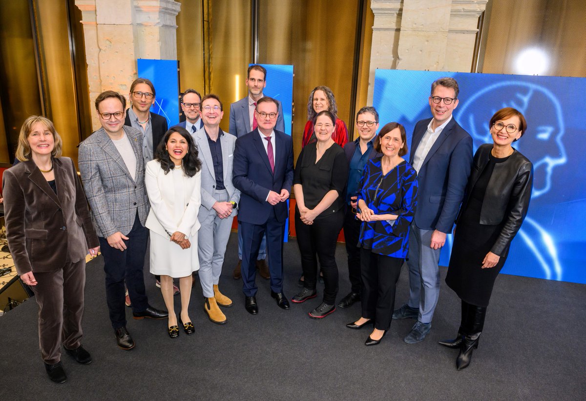 dfg_public's tweet photo. Und hier sind sie!🏅Unsere 10 Wissenschaftler*innen, die heute mit dem #LeibnizPreis 2024 der #DFG ausgezeichnet werden - für ihre exzellenten Arbeiten und Verdienste in ihren Fachrichtungen. Gratulation an alle Preisträger*innen! Und je 2,5 Mio. € für die weitere #Forschung.👏 https://t.co/BIQCrXjmPC