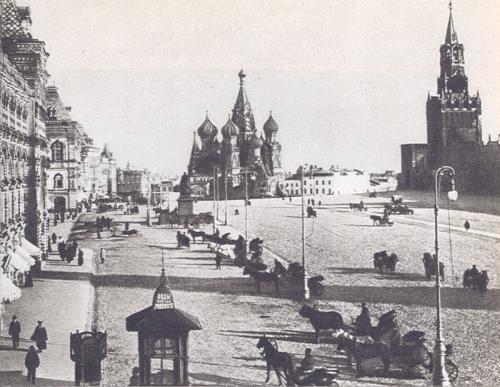 «Москва — котел, — в нем варят новую жизнь. Это очень трудно. Самим приходится вариться».

©Михаил Булгаков , 1922 год