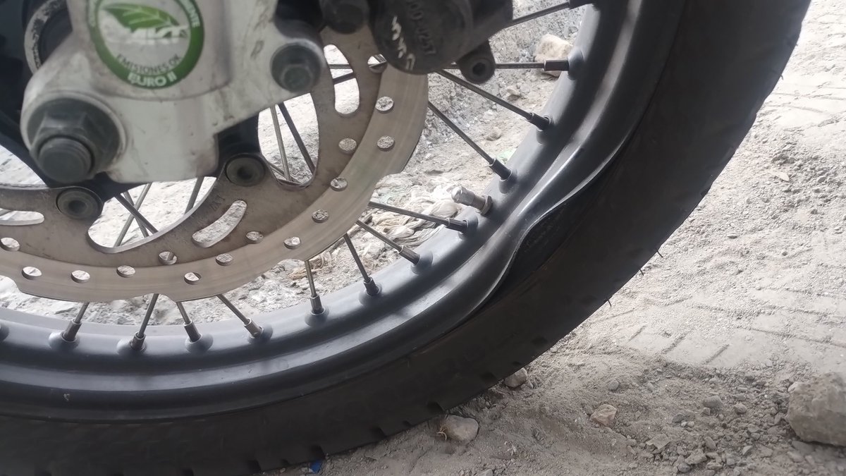 HaroldCastro23's tweet photo. Listo @SectorMovilidad @ClaudiaLopez fueron 90 mil pesos la reparación (ni siquiera nuevos) a donde paso la factura? Me lo descuento de los impuestos de este año? https://t.co/0JRQKgw2hy