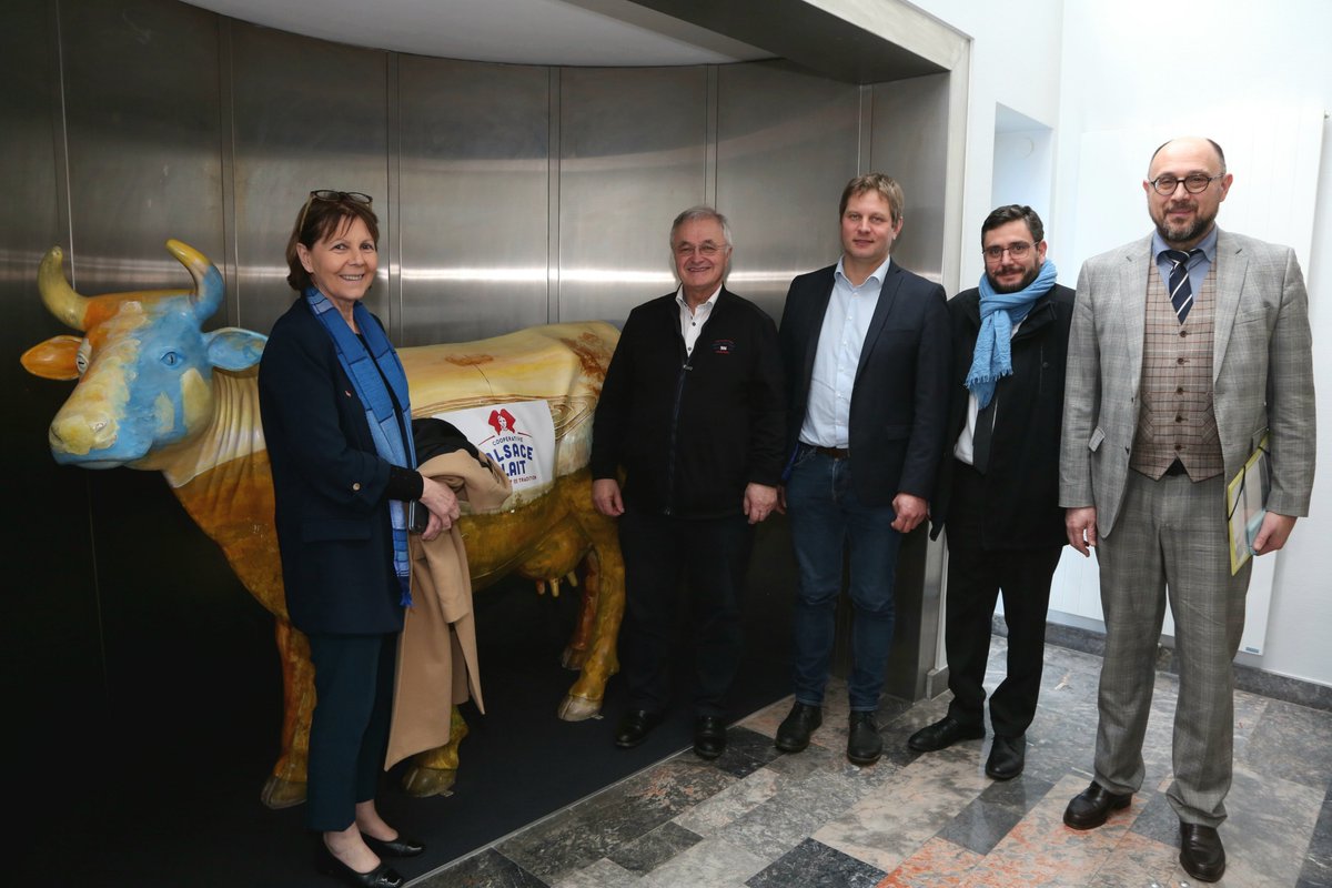 Prefet67's tweet photo. #Entreprise  | A l'invitation du président de la coopérative Alsace Lait M. Debès, J. Chevalier @Prefet67  a visité l'unité de production de la coopérative #laitière à #Hoerdt
🥛le lait est collecté tous les jours chez des producteurs à 60 km autour de la Coopérative, dans 170 villages.
👉Attachée à ses valeurs, la coopérative Alsace Lait développe la #qualité #circuitcourt #proximité #authenticité #démarchedurable #empreinteenvironnementale
📷@GermainSchmitt