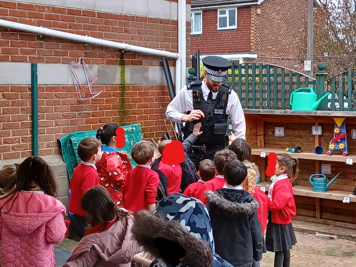 MPSNonsuch's tweet photo. PCSO Campbell and PC Halpin were on patrol this morning when we were invited in for an impromptu visit at Cheam Common Infants School. We had a great time meeting the children and seeing their very impressive classroom Police Station. Thanks for having us!! @MPSSutton https://t.co/vgJaaCmDg4