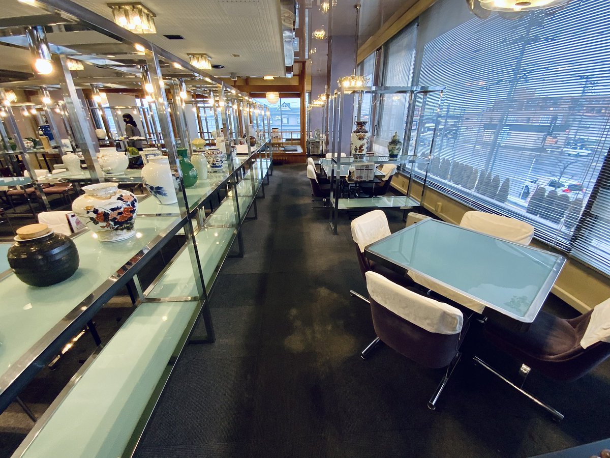abcodef's tweet image. 喫茶というかファミリーレストランのくくりだけど、パチンコ屋の2階にあるセーブルの内装は五指に入るくらい理想的だった　机も壺の棚もコースターすらも成金趣味と紙一重のところで均衡を保っている　夜ネオンが点灯したらきっとむせかえるほど懐かしくきらびやかな空間になる