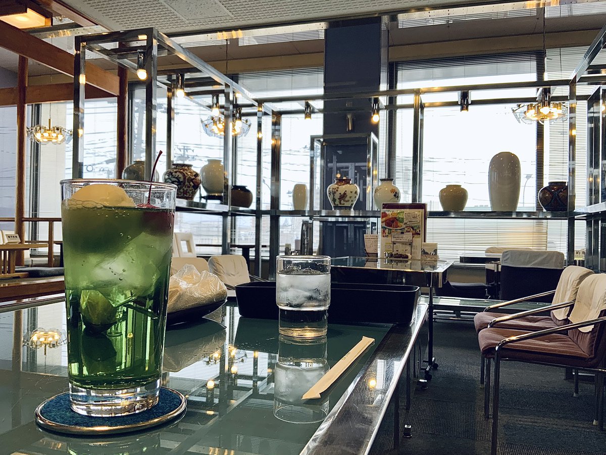 abcodef's tweet image. 喫茶というかファミリーレストランのくくりだけど、パチンコ屋の2階にあるセーブルの内装は五指に入るくらい理想的だった　机も壺の棚もコースターすらも成金趣味と紙一重のところで均衡を保っている　夜ネオンが点灯したらきっとむせかえるほど懐かしくきらびやかな空間になる