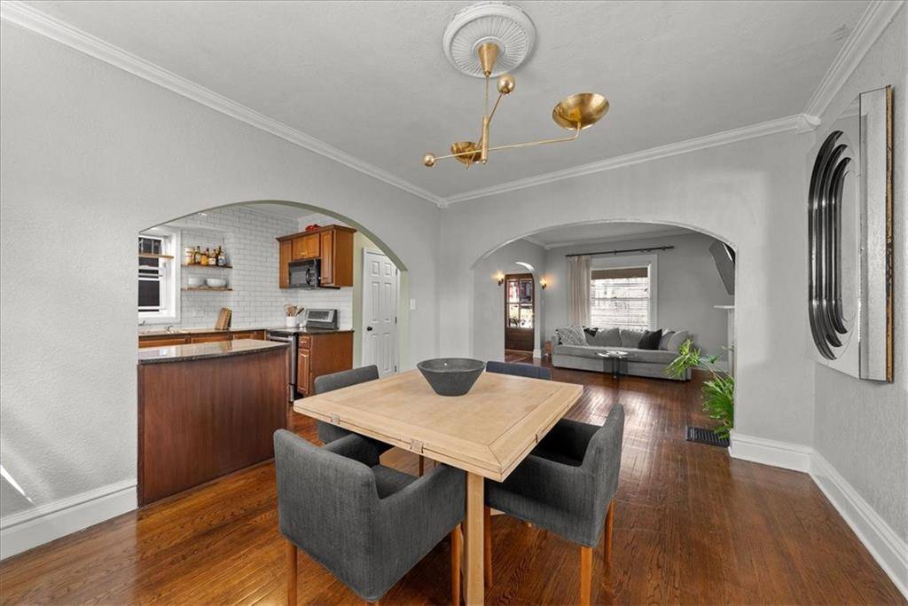 HYDE PARK be like BIG DECKS &amp; beautiful homes? I got you. How 'bout easy park access, nearby restaurants &amp; shopping? All that &amp; a bag of chips...I mean, garage spaces. 2 of 'em. Bet. You def don't want 2 miss this beaut. Schedule a showing? LFG!

royalfoxkc.com/d8qy435v