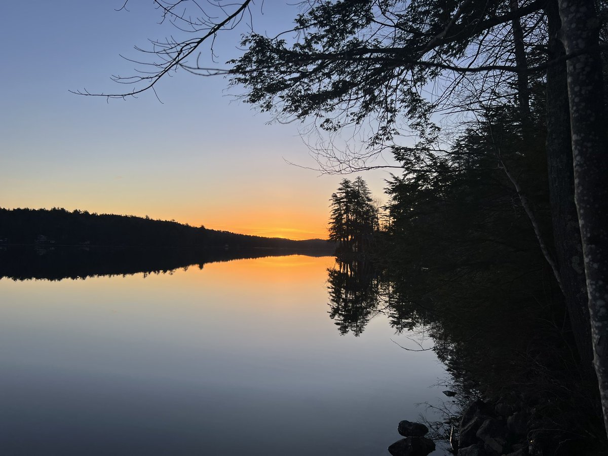 thomasprindle's tweet image. Observed one of the earliest “ice out” dates in recent history this past Monday, the ice having succumb to strong winds producing white-cap waves that pushed east crushing the remaining weak slabs. Soaking in the calm sunrise for a winter that never was. #sunrise #enjoythemoment