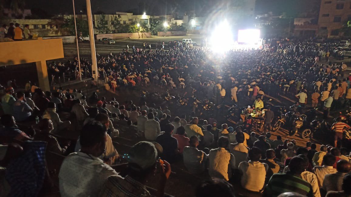 A very huge gathering for #NamoBharath event today at Mulabagilu, Kolara. The enthusiasm of people hasn’t comedown even an ounce. They are eager to vote for their favourite leader @narendramodi 

@Namobrigade2