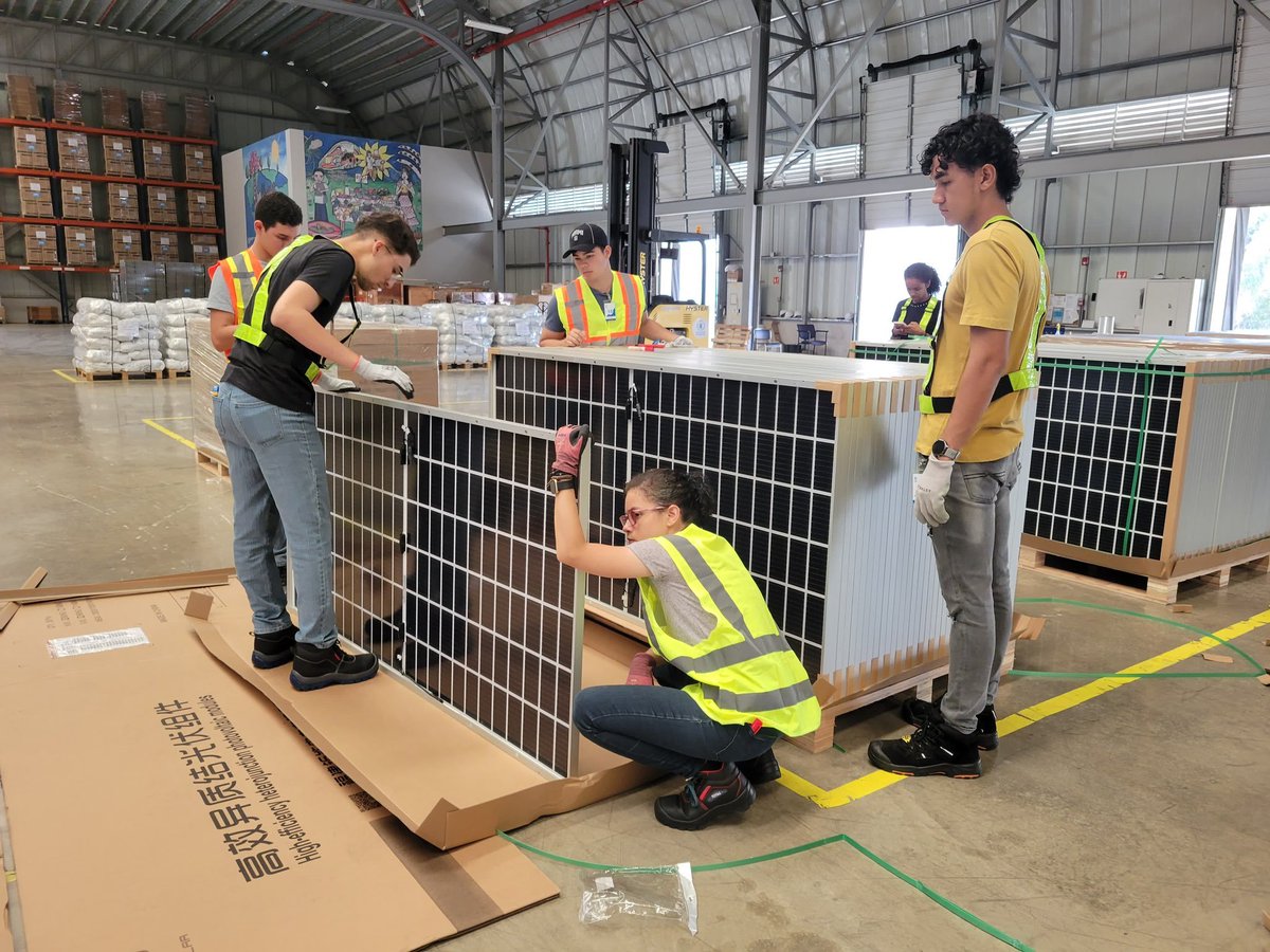 La Secretaría de Energía inició el proyecto Operación Solar para instalar sistemas fotovoltaicos en 663 viviendas de familias que consumen hasta 300 kWh, residentes en áreas vulnerables al cambio climático.
<a href="/presidenciapma/">Presidencia de la República de Panamá</a> #NoticiasTVN