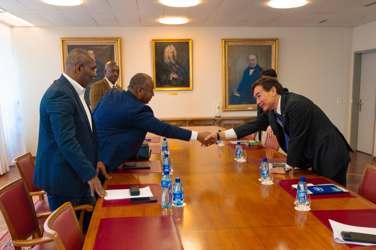 UPU_DG's tweet photo. Thank you to Mr Jean Éric Raynard Ndama, CEO of Gabon Post @poste_sa, for his visit to the @UPU_UN HQ in Berne this afternoon. It was a pleasure to discuss ways to revitalize and strengthen our cooperation in support of #PostalDevelopment in #Gabon and the African region. https://t.co/aQ43plobsZ