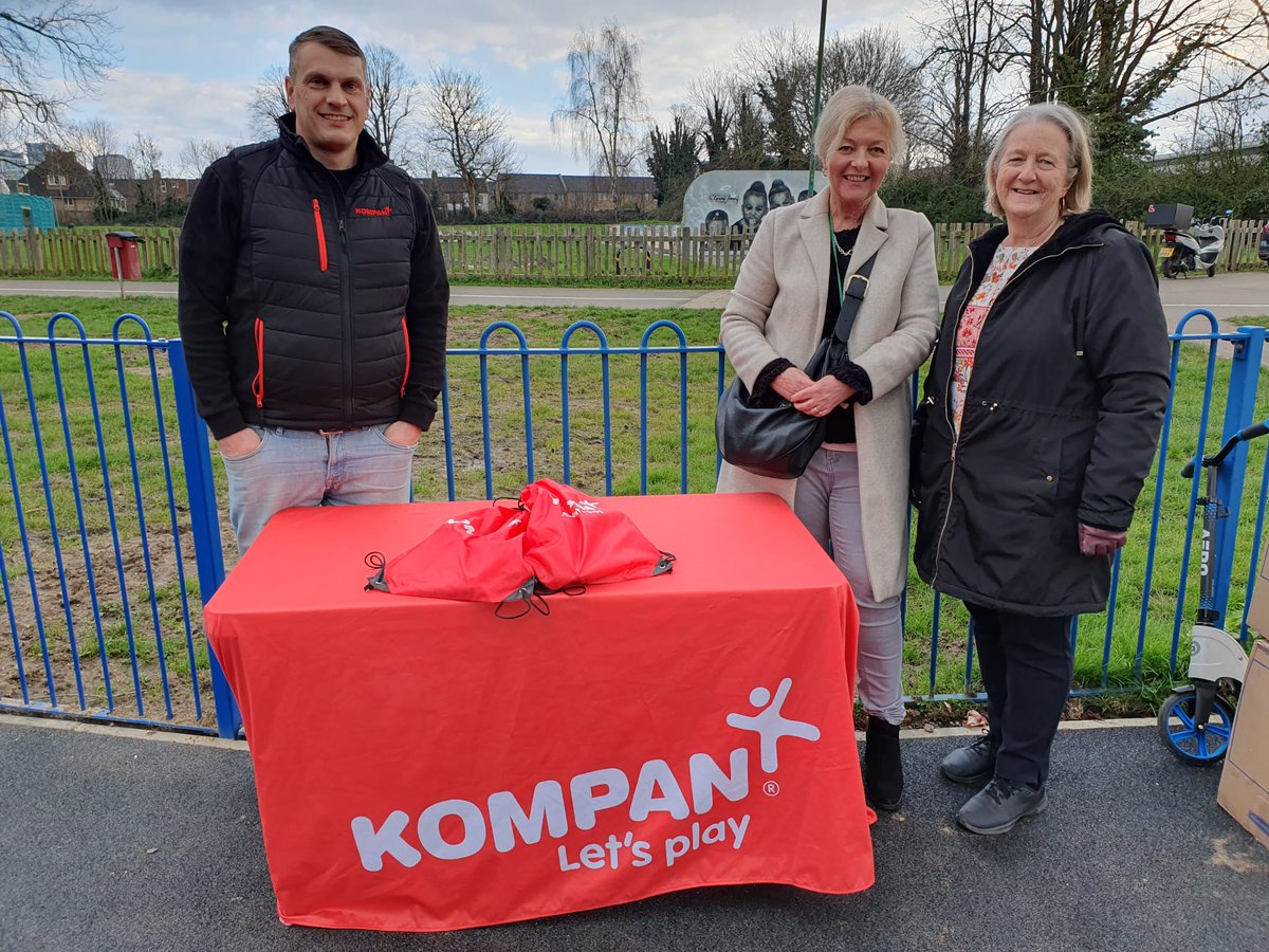 Collingwood Rec is popular with local families & I was delighted to open the new playground there. I was joined by pupils from Westbourne School who were keen to try out the new equipment! The playground was funded by @suttoncouncil & designed using feedback from local residents