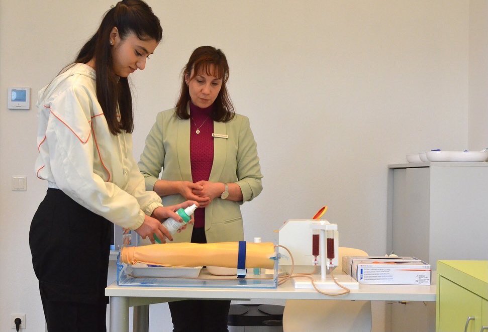 Wir beteiligen uns wieder an der »Woche der offenen Unternehmen«. Bei SCHAU REIN! können Schülerinnen und Schüler bei uns selbst Hand anlegen: Blut abnehmen zum Beispiel. Aber nur am Übungsarm. Infos zum Berufsbild gibt es hier: slaek.de/mfa. #schaurein #mfasachsen