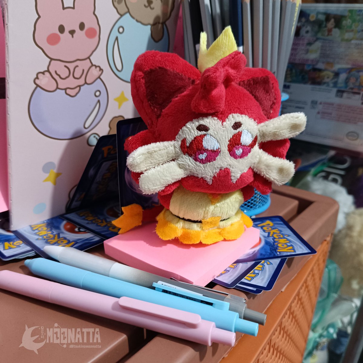 tsukinomoonatta's tweet photo. Well, according to @Sun_nyaan 's sketch and ideas of others who lovingly call me SMOL...
Here I present you, Smolmata!!
.
Idk where to do photoshoot, so my cupboard might do with those background trinkets!
#superanimalroyale #superanimalroyaleart
#plushwork
#skullcat https://t.co/uvAhpAWs0Z