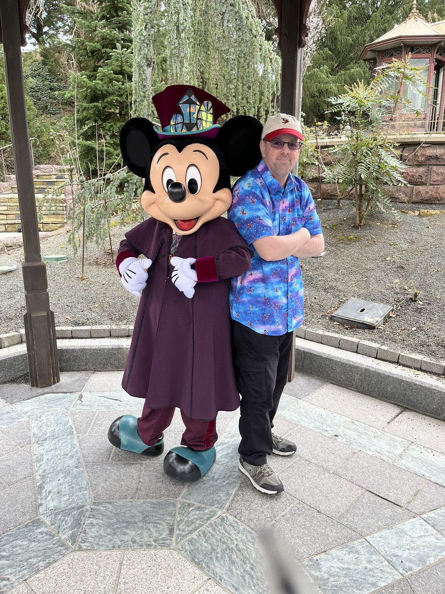 VintosVault's tweet photo. @ED92Magic Currently queueing to meet Mary Poppins!! Just met Phantom Mickey https://t.co/R6BY9v2bZm