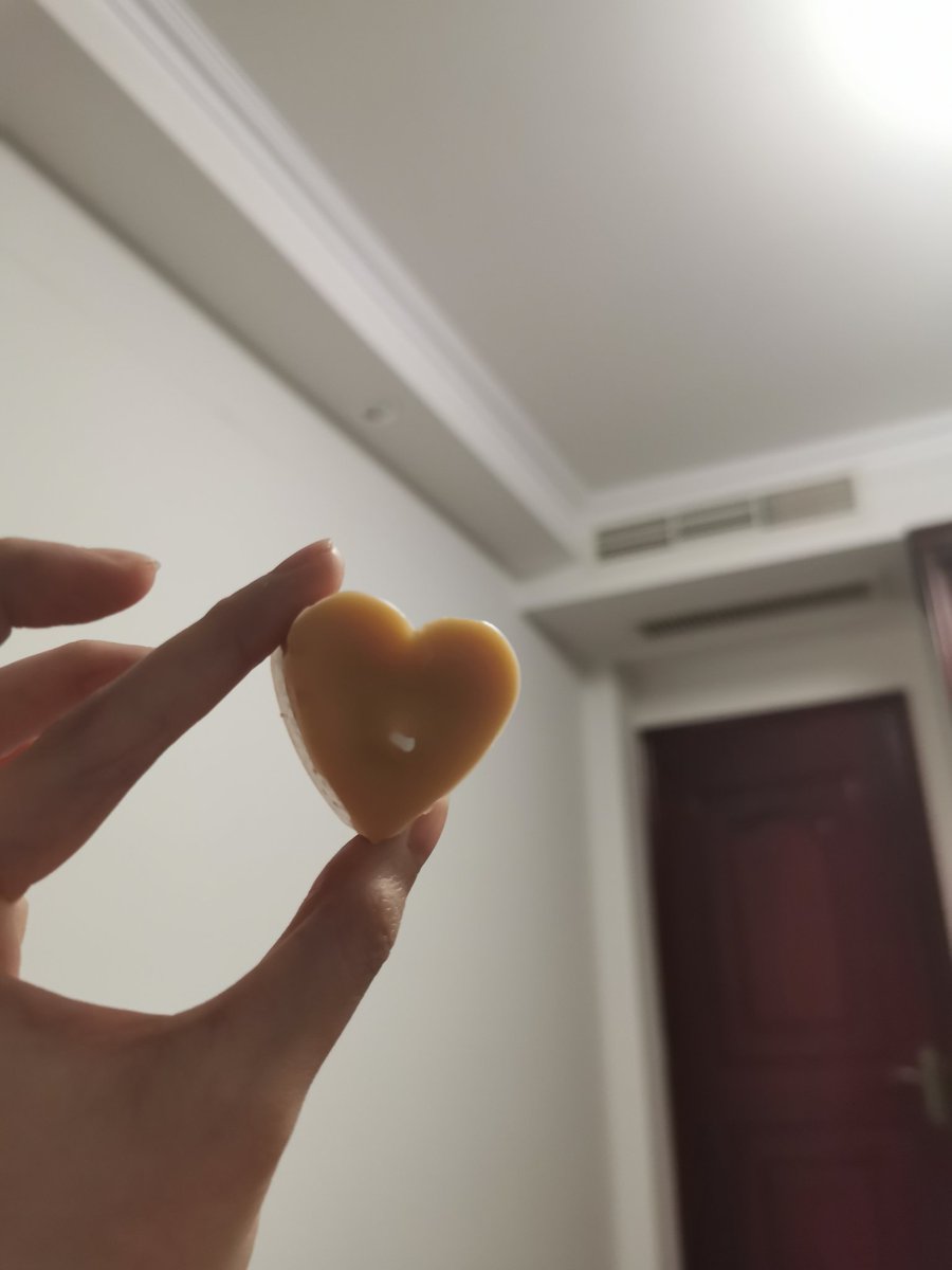 做了个蜡烛！之前朋友送我的香薰蜡烛，点燃了但是没几天就燃尽了，真的很难过，就把蜡油收集起来买了工具做了爱心蜡烛，好好珍惜礼物🎁