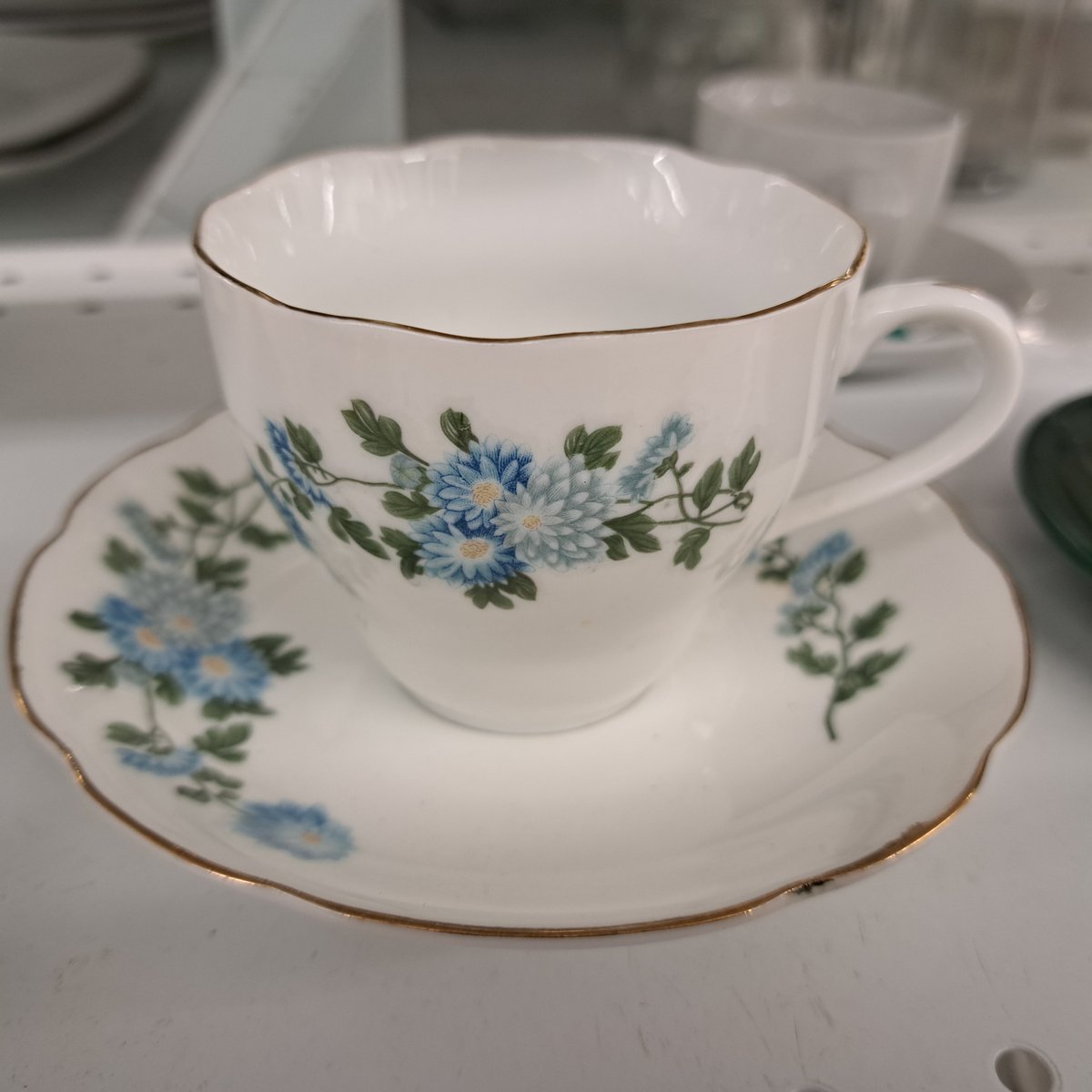 UteSchmid's tweet photo. @RCederfjard Thanks for inviting us to share #bluephotography. I enjoy snapping vintage tea cups and teapots in the winter months when bouquets of wildflowers are rare. #ResidentialTourist #Snowlakelady https://t.co/tWY5VPbKoK