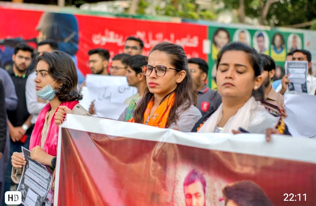 SarmanBrohi's tweet photo. "بھگت کنور یادگار کمیٹی" اور دیگر سیاسی کارکنان نے کراچی پریس کلب کے باہر احتجاج کر کے سندھ میں اغوا اور بدامنی کے بڑھتے ہوئے واقعات پر اپنی اجتماعی تشویش کا اظہارکیا۔

 مطالبات:
 1. یرغمالیوں کی فوری رہائی، مسلح شرپسندوں کے چنگل سے "ریتک کمار" سمیت تمام یرغمالیوں کی بحفاظت واپسی۔

2. واقعے کی مکمل تحقیقات کرنے اور قصورواروں کو انصاف کے کٹہرے میں لانے کے لیے فیکٹ فائنڈنگ کمیٹی کا قیام۔
 
3. گھوٹکی پر خصوصی توجہ کے ساتھ پورے سندھ میں امن و امان کی بحالی کا مطالبہ۔

 #RecoverRitikKumar