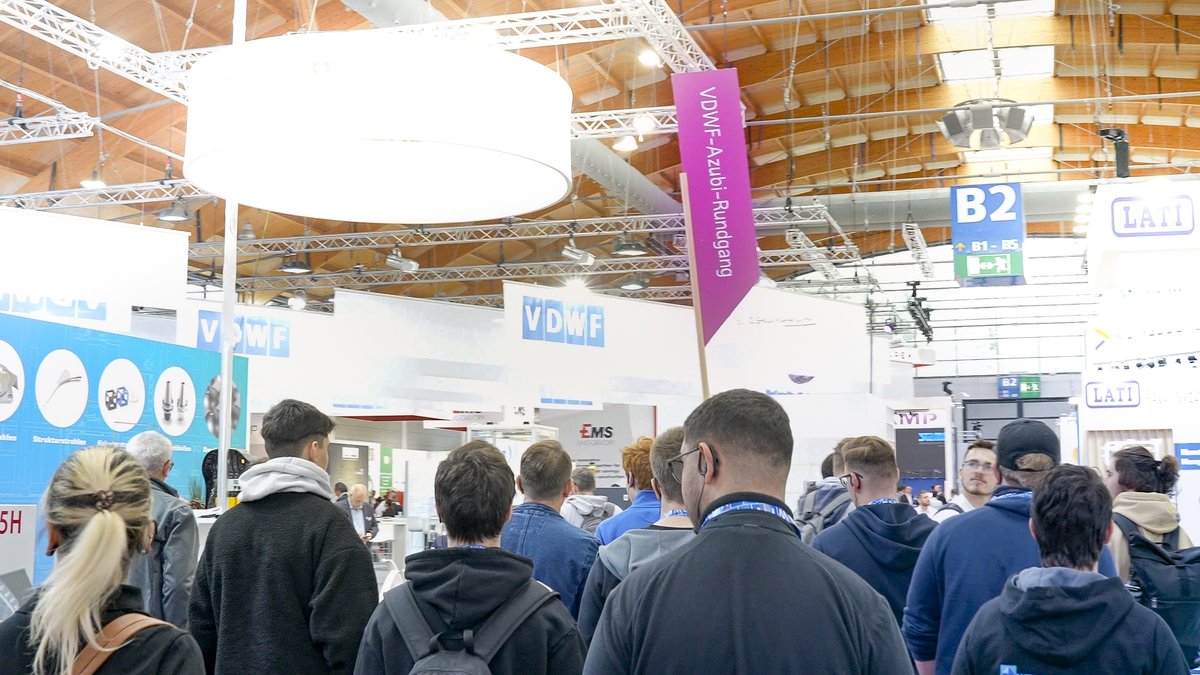 Discover not only innovative solutions at Fakuma 2024, but also up-and-coming young talent, like here on the VDWF trainee tour. ✨ 📅 29th Fakuma | 15 to 19 October 2024 | Friedrichshafen #Fakuma2024 #international #tradefair #plasticsprocessing #circulareconomy #digitalisation
