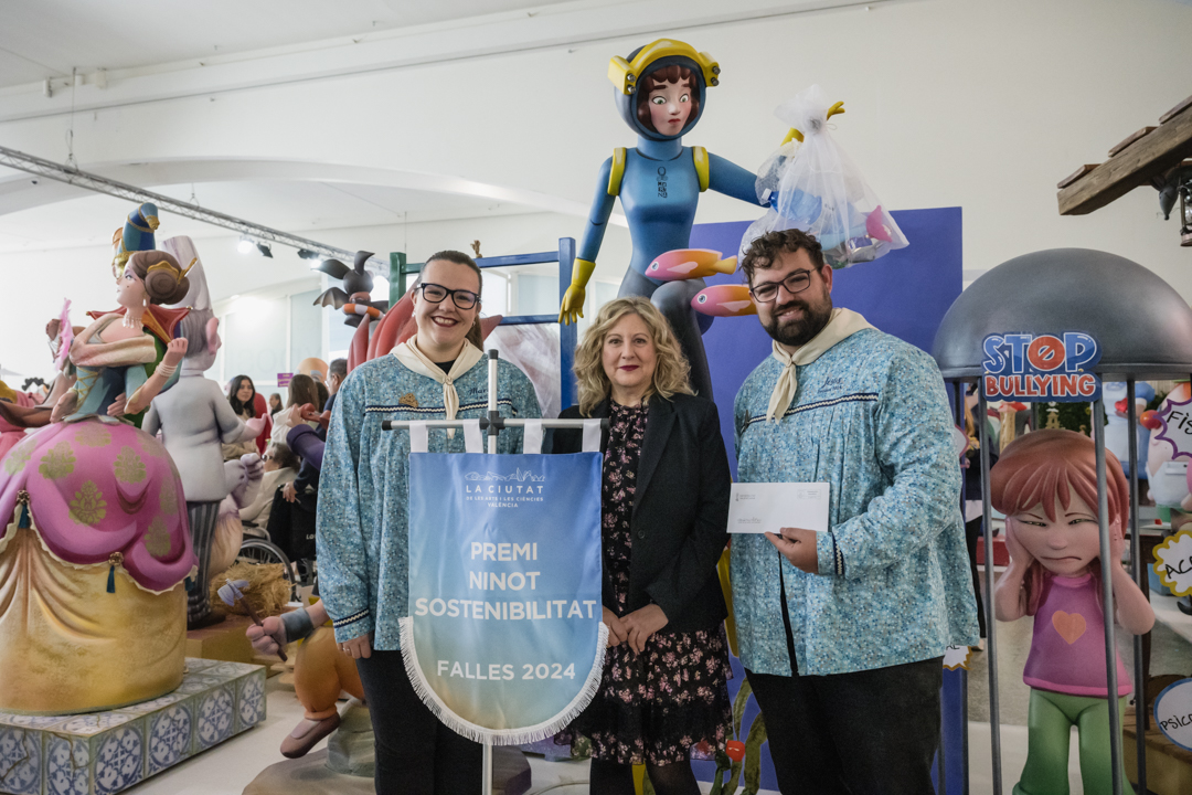 Hui hem premiat a dos dels ninots de l'#ExpoNinot24 pel seu valor artístic i el missatge per la sostenibilitat i la divulgació   

El ninot que representa a una bussejadora arreplegant fem de la mar de la Falla Blas Gámez-Ángel Villena 
ha guanyat el premi 'Sostenibilitat'