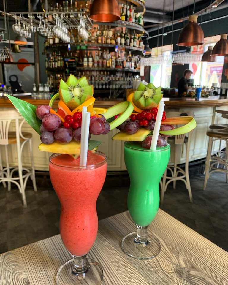 Zamień nudę na smakowitą przygodę! Koktajl owocowy to miejsce gdzie normalne spotyka niezwykle 🍹 #coctailbarmax #barmax #nowyswiat32 #warszawa #warsaw #cocktailtherapy #najlepszyadreswmieście #8metrówszczęścia