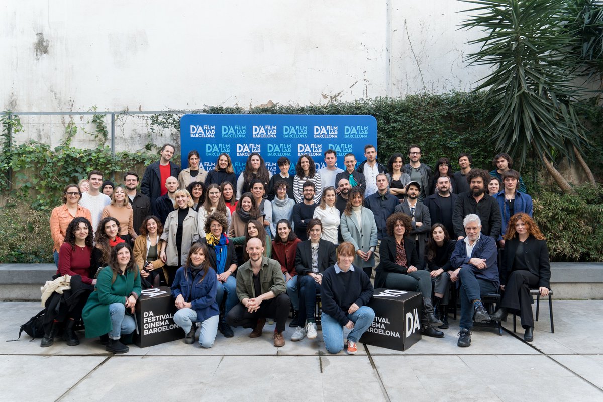 DAFilmFestival's tweet photo. foto finish de la presentació del @DAFilmLabBCN #DA2024 amb tots els seleccionats a les diferents línies (Final Cut, Producció Emergent, Panorama Catalunya) i els residents de guió de l' @academiacinecat 

gràcies a @fundacionsgae per haver acollit l'acte! https://t.co/CA7hT4NlPU