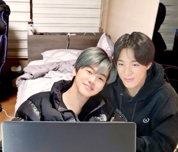 RED RIBBON, a nomin au

Khei selalu membutuhkan Mou disisinya.

© lunewrittings, 2024