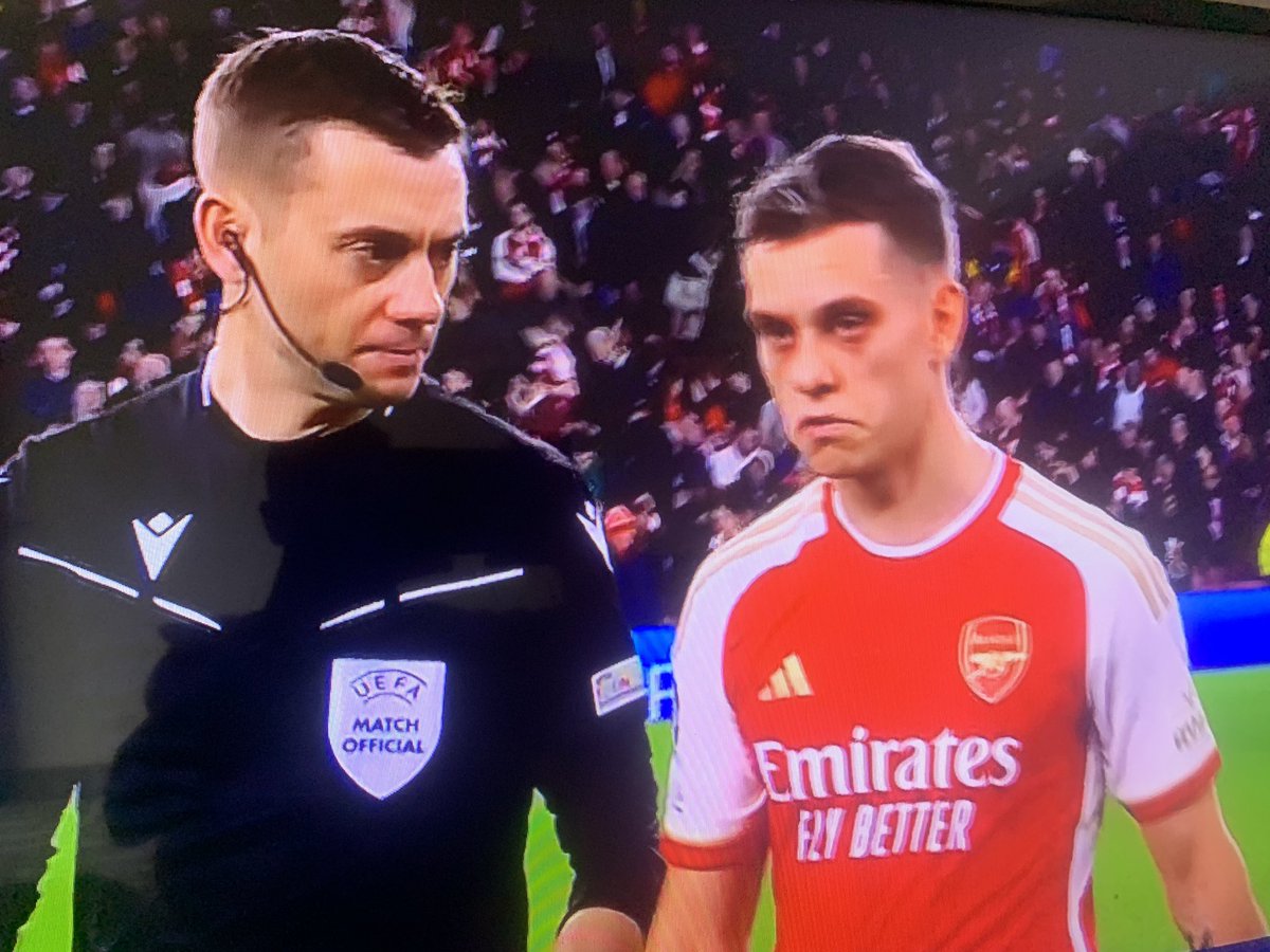 Who else noticed this ref and
Leandro Trossard lookalike …? 
Anyway ,congratulations to Arsenal ❤️💪
