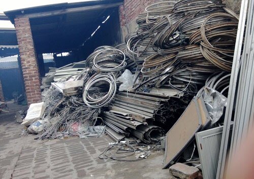 trangngoc9224's tweet image. Pots and pans made from recycled aluminum have low purity and are easily mixed with other heavy metal impurities such as lead, arsenic, cadmium, etc. During the cooking process, salty and sour foods are easily corroded. , electrolysis creates large holes and holes, causing