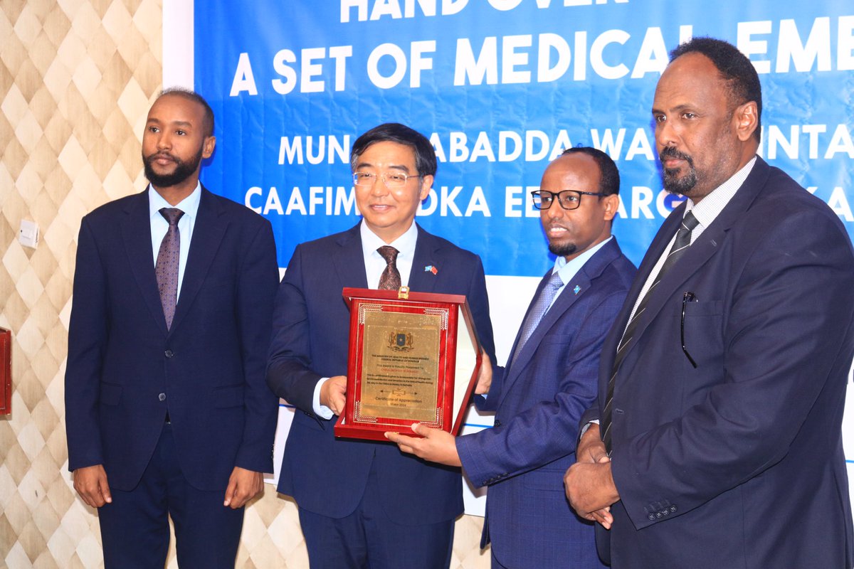 Somali Health Minister @DrAliHajiadam received vital medical emergency equipment from the Chinese ambassador to Somalia, @FeiShengchao, strengthening healthcare capabilities to save lives and support our frontline troops. We’re grateful for our strong partnership.